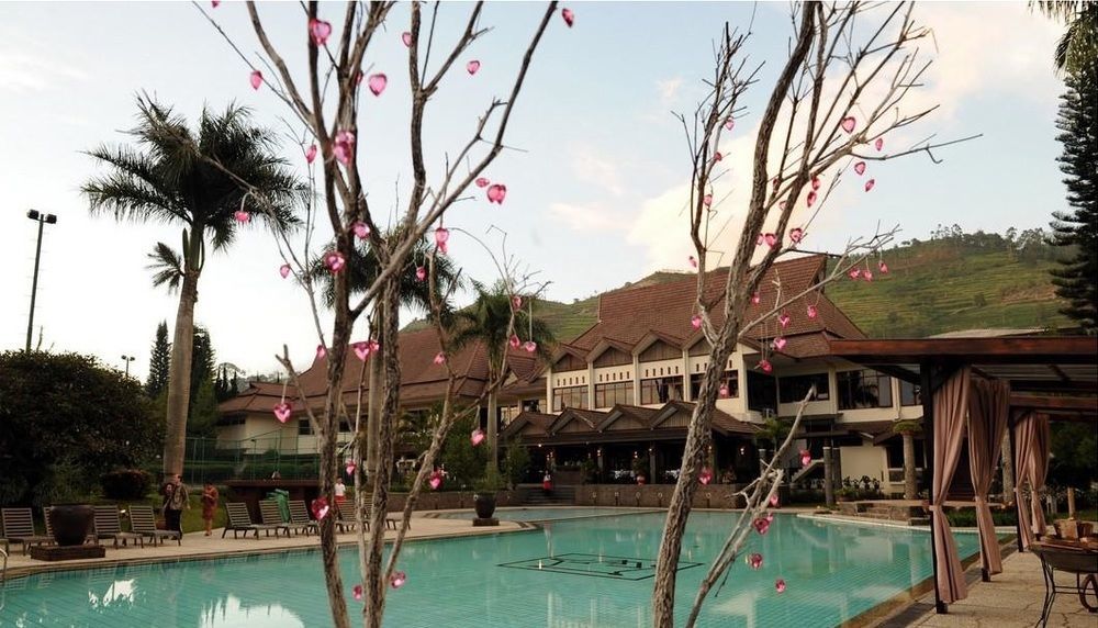 Puteri Gunung Hotel Lembang Exterior foto