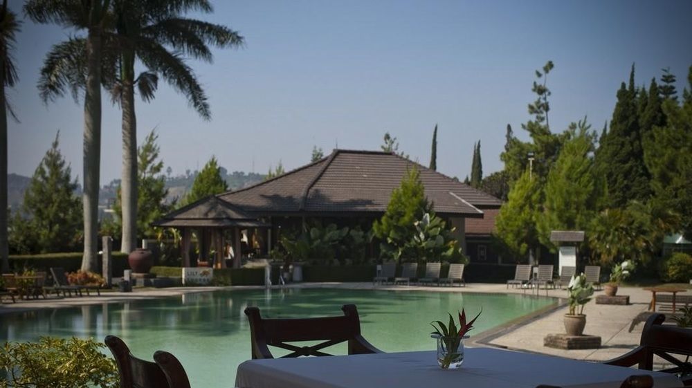 Puteri Gunung Hotel Lembang Exterior foto