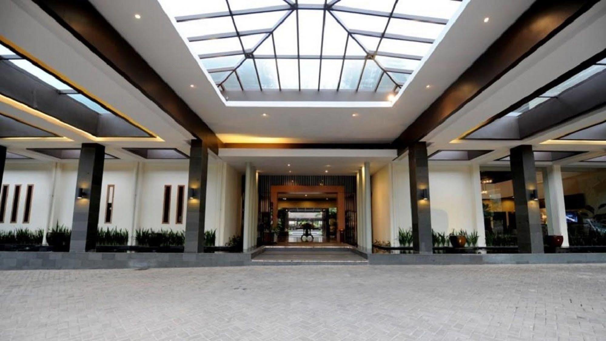 Puteri Gunung Hotel Lembang Exterior foto