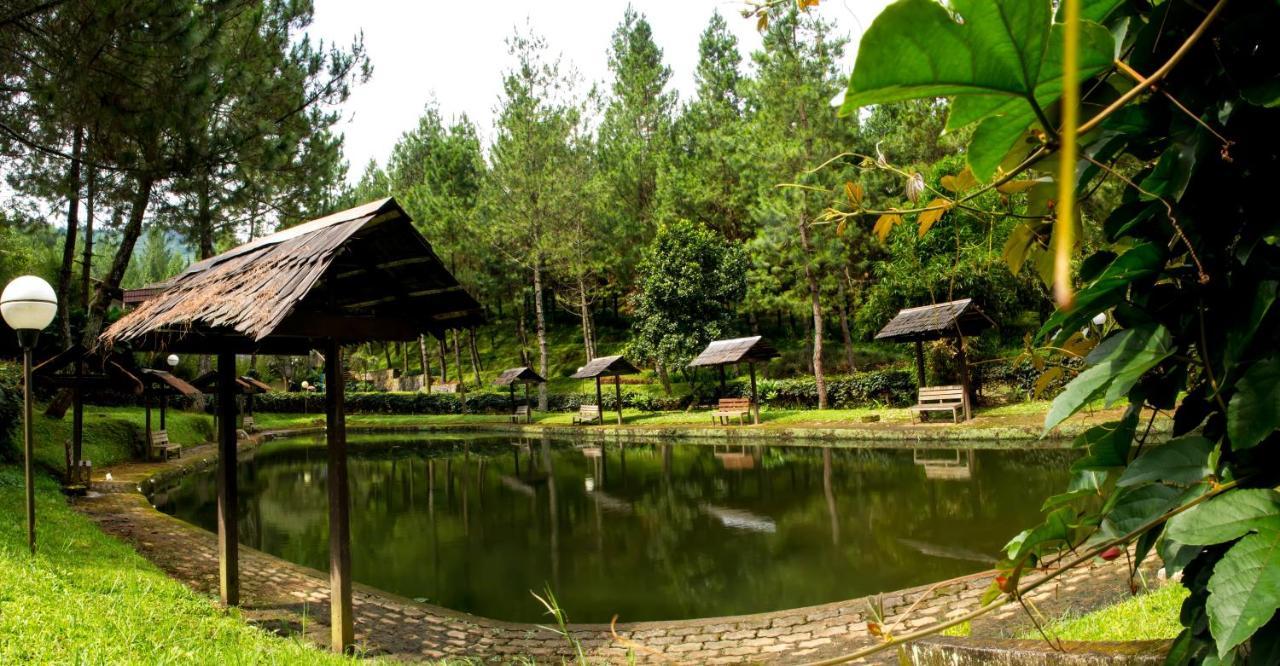 Puteri Gunung Hotel Lembang Exterior foto